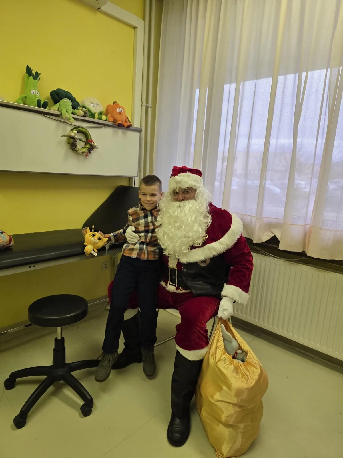 Moto klub Tenen razveselio najmlađe: pokloni za djecu na pedijatriji OBHP Knin u predblagdanskom duhu - Objava.hr 