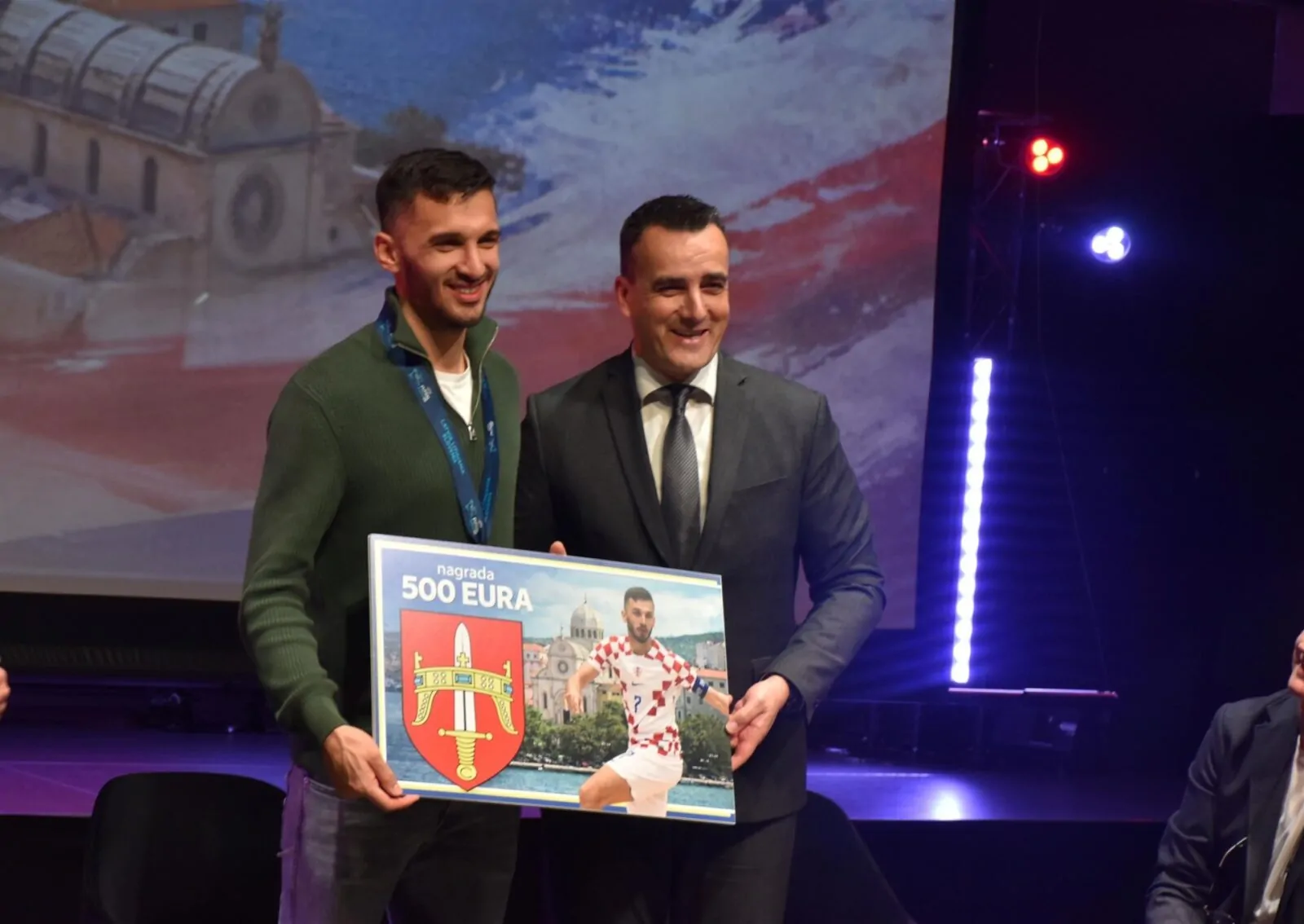 Svečani doček kapetana brončane Hrvatske futsalske reprezentacije Franca Jelovčića u Šibeniku - Objava.hr 