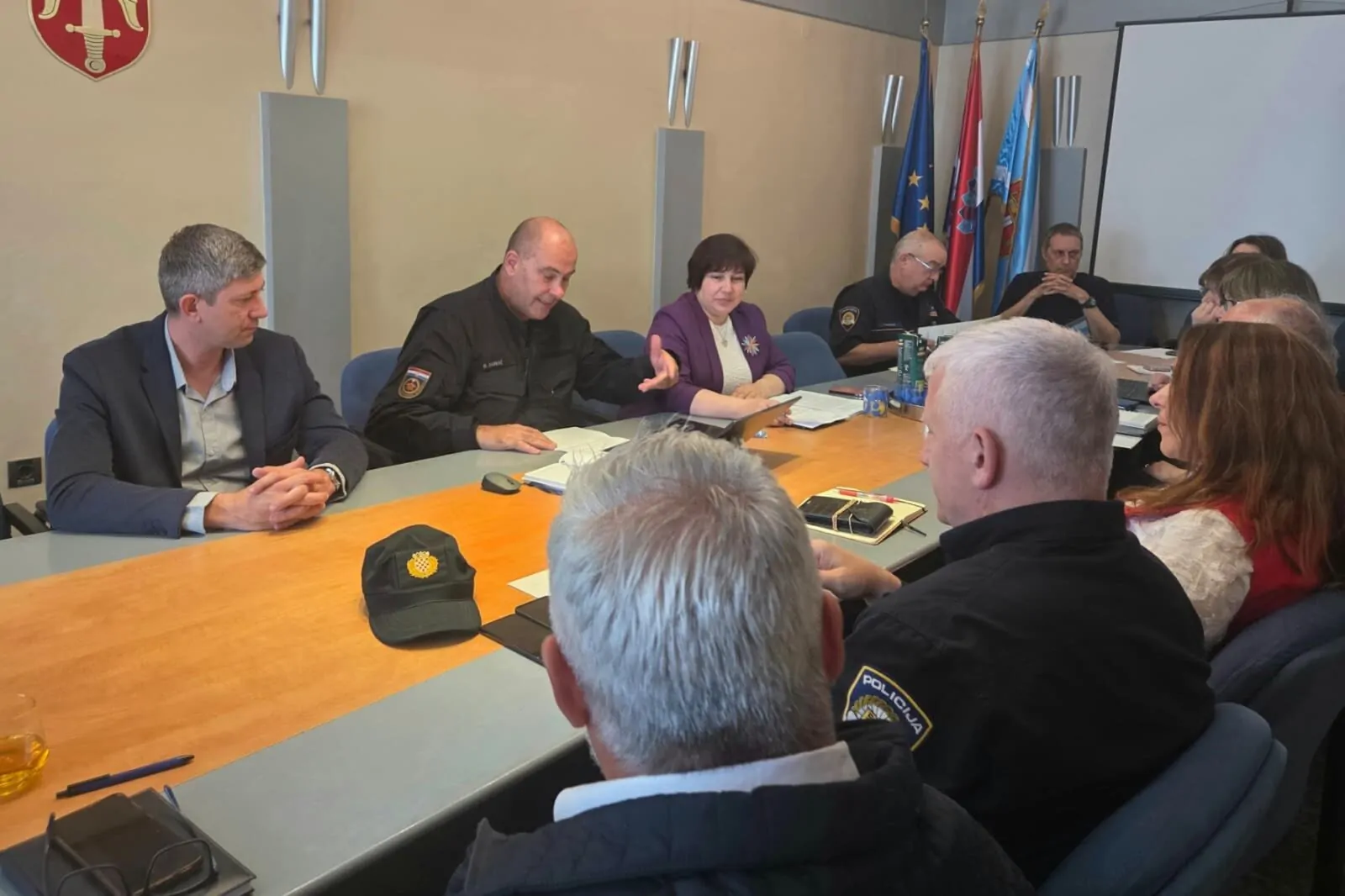 U prostorima Šibensko-kninske županije danas je održana sjednica Stožera civilne zaštite, s ciljem pripreme za nadolazeće razdoblje povećanog rizika od požara.