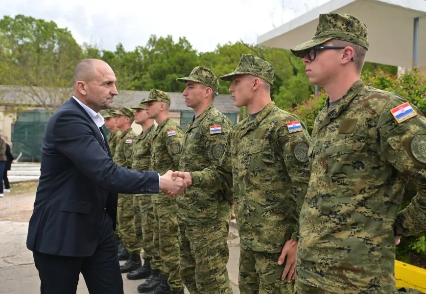 Ministar Anušić posjetio ročnike u Kninu: Mladi su prepoznali koliko je važno i korisno naučiti vojničke vještine - Objava.hr 