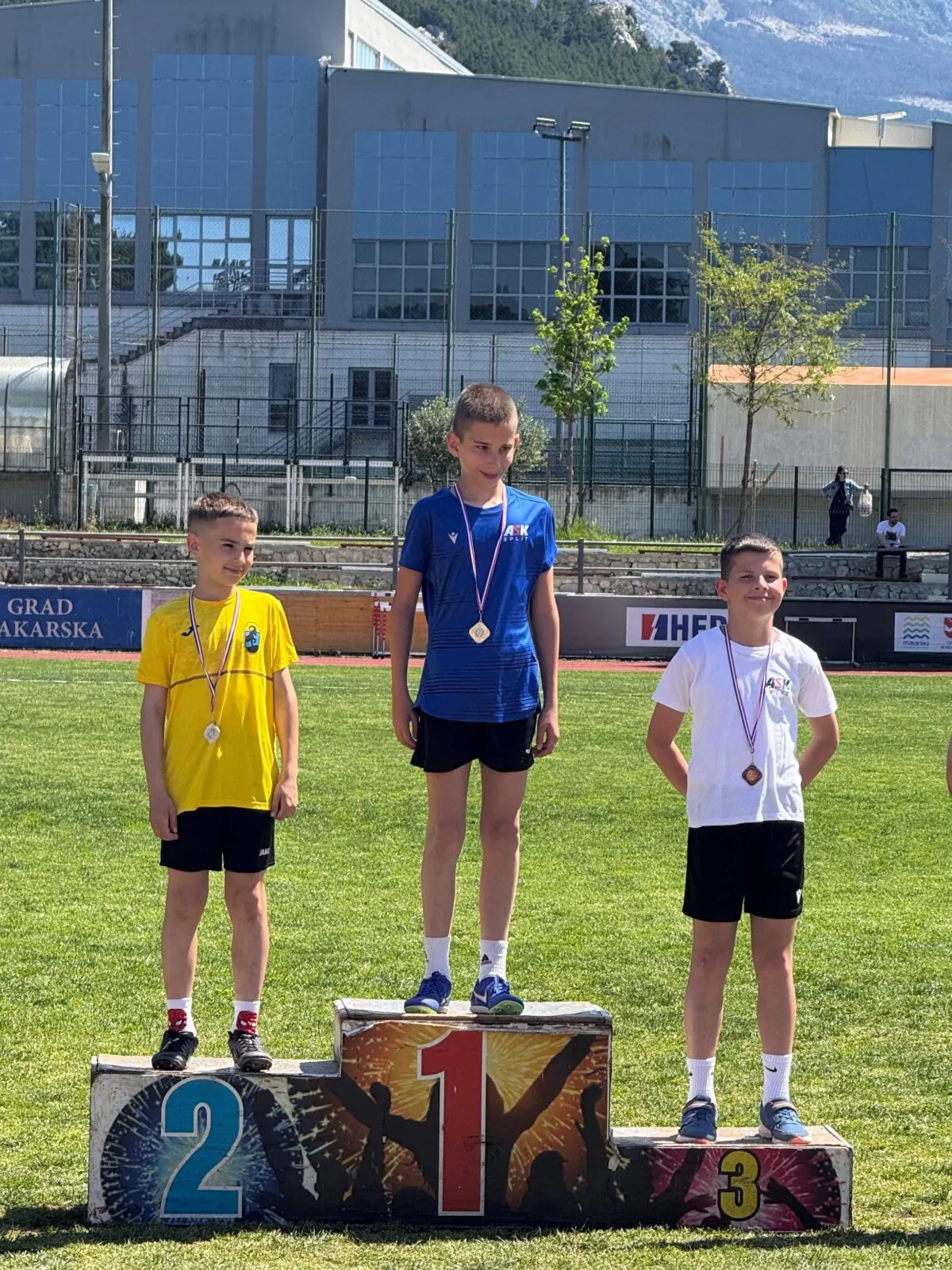 7 medalja za Atletski klub Knin na 2. kolu Dalmatinske atletske lige - Objava.hr 