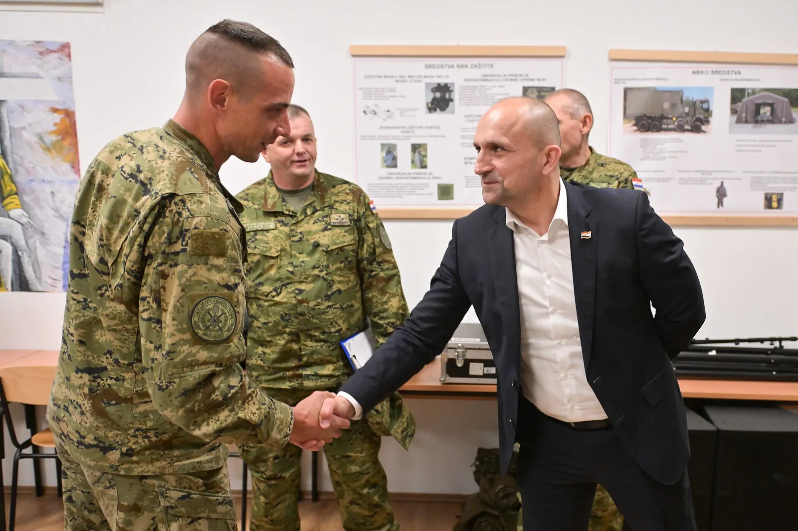Ministar Anušić posjetio ročnike u Kninu: Mladi su prepoznali koliko je važno i korisno naučiti vojničke vještine - Objava.hr 