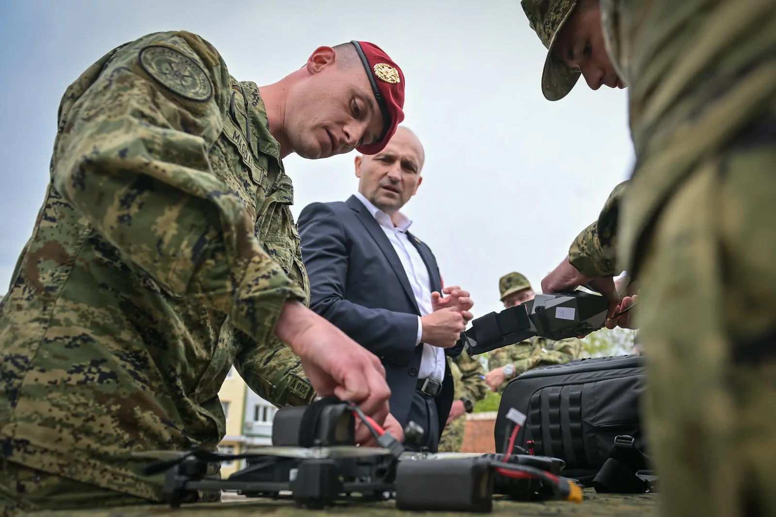Ministar Anušić posjetio ročnike u Kninu: Mladi su prepoznali koliko je važno i korisno naučiti vojničke vještine - Objava.hr 