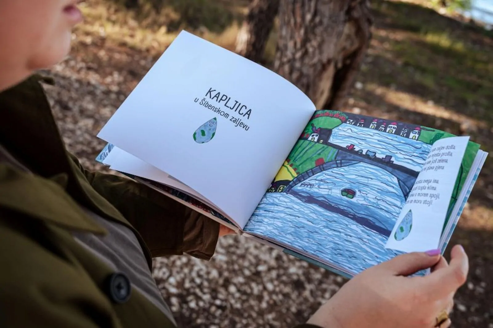 Od Krke do mora: u Kanalu sv. Ante predstavljena slikovnica „Putovanje jedne kapljice“ - Objava.hr 