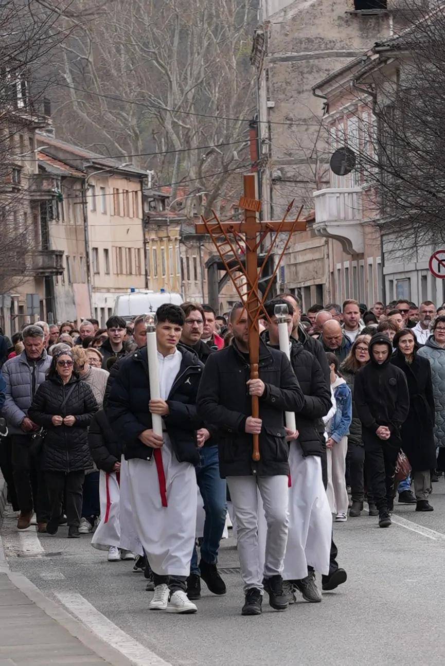 Procesija vjernika na Veliki petak kroz Knin - Objava.hr 