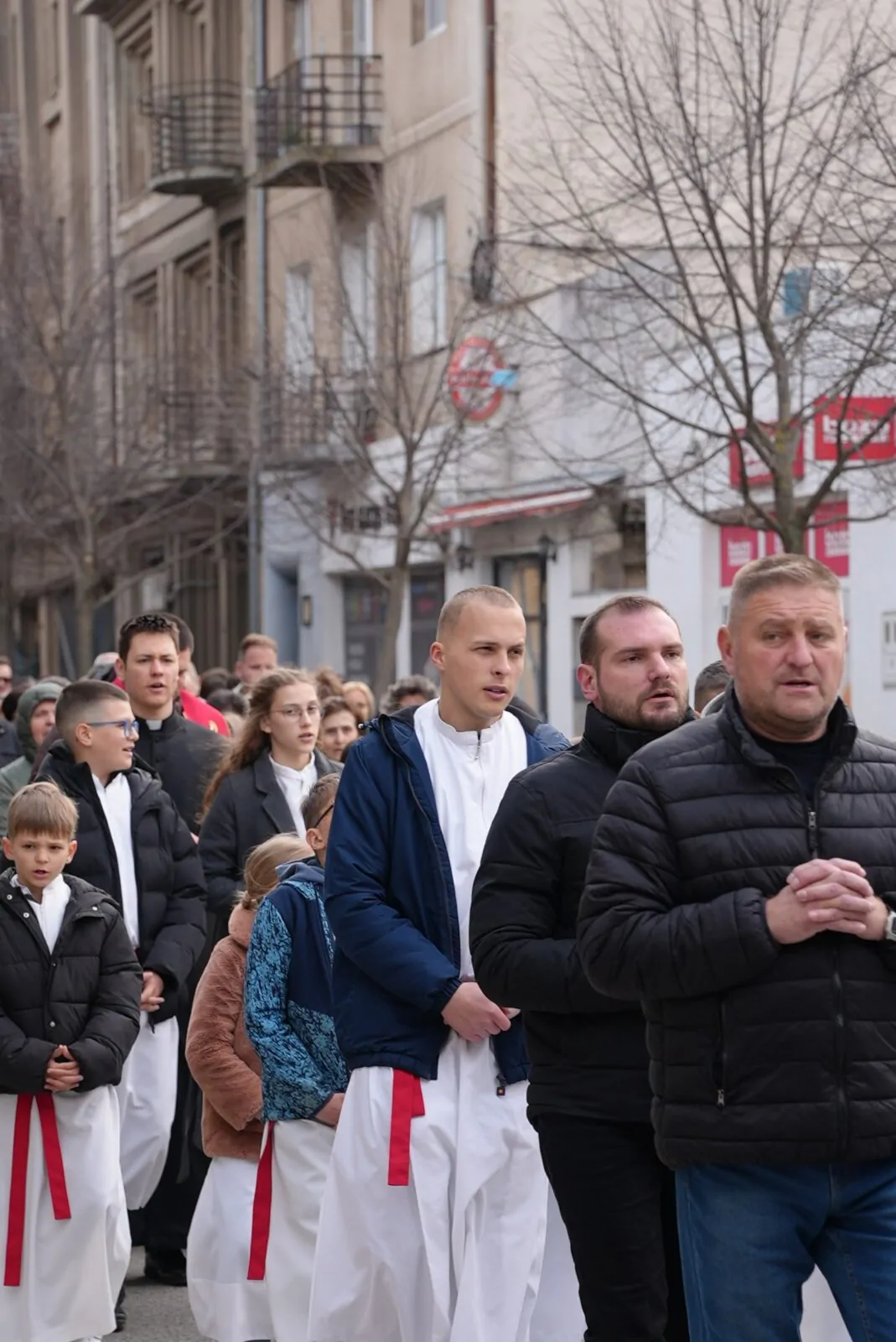 Procesija vjernika na Veliki petak kroz Knin - Objava.hr 