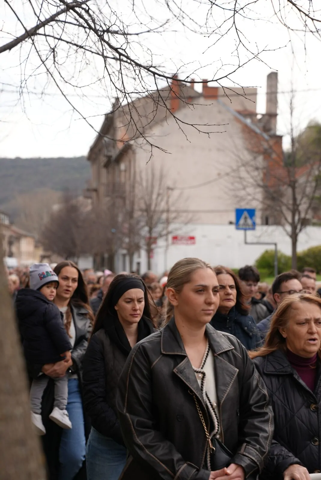 Procesija vjernika na Veliki petak kroz Knin - Objava.hr 