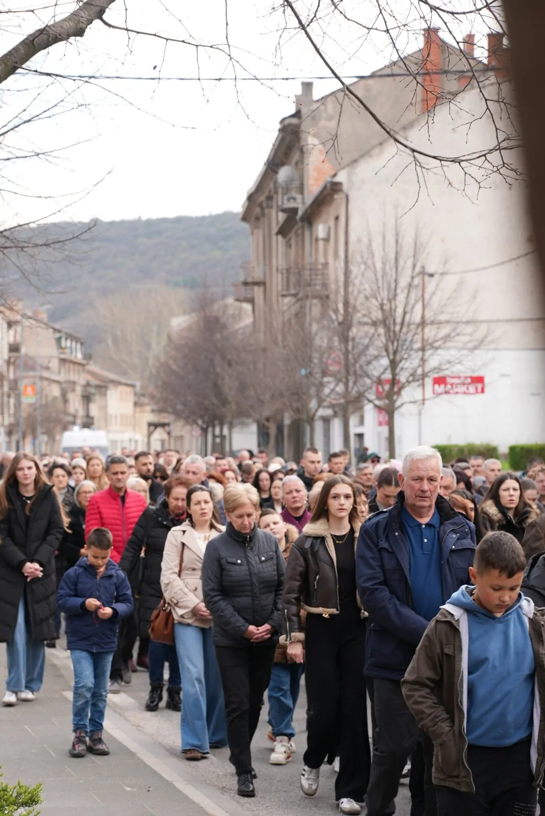 Procesija vjernika na Veliki petak kroz Knin - Objava.hr 