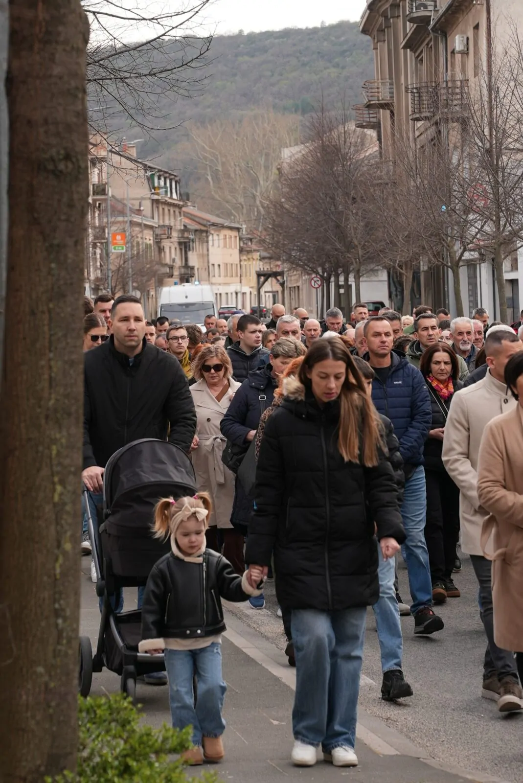 Procesija vjernika na Veliki petak kroz Knin - Objava.hr 