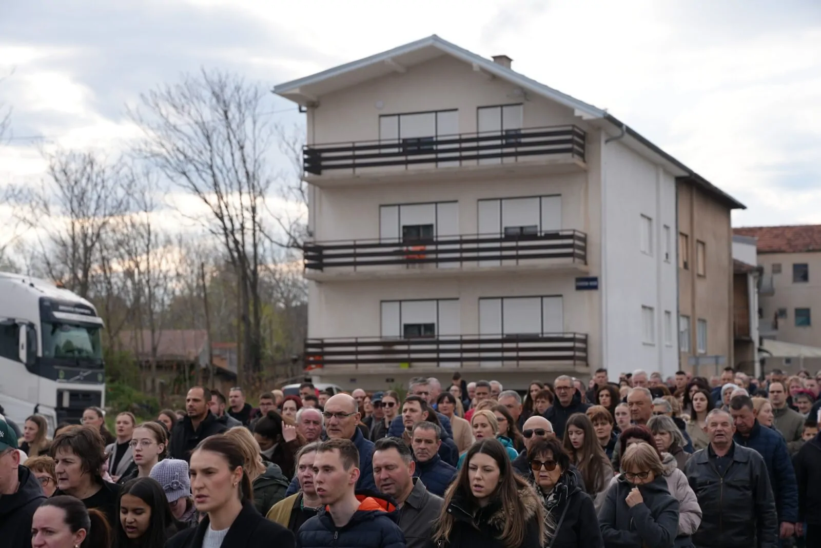 Procesija vjernika na Veliki petak kroz Knin - Objava.hr 