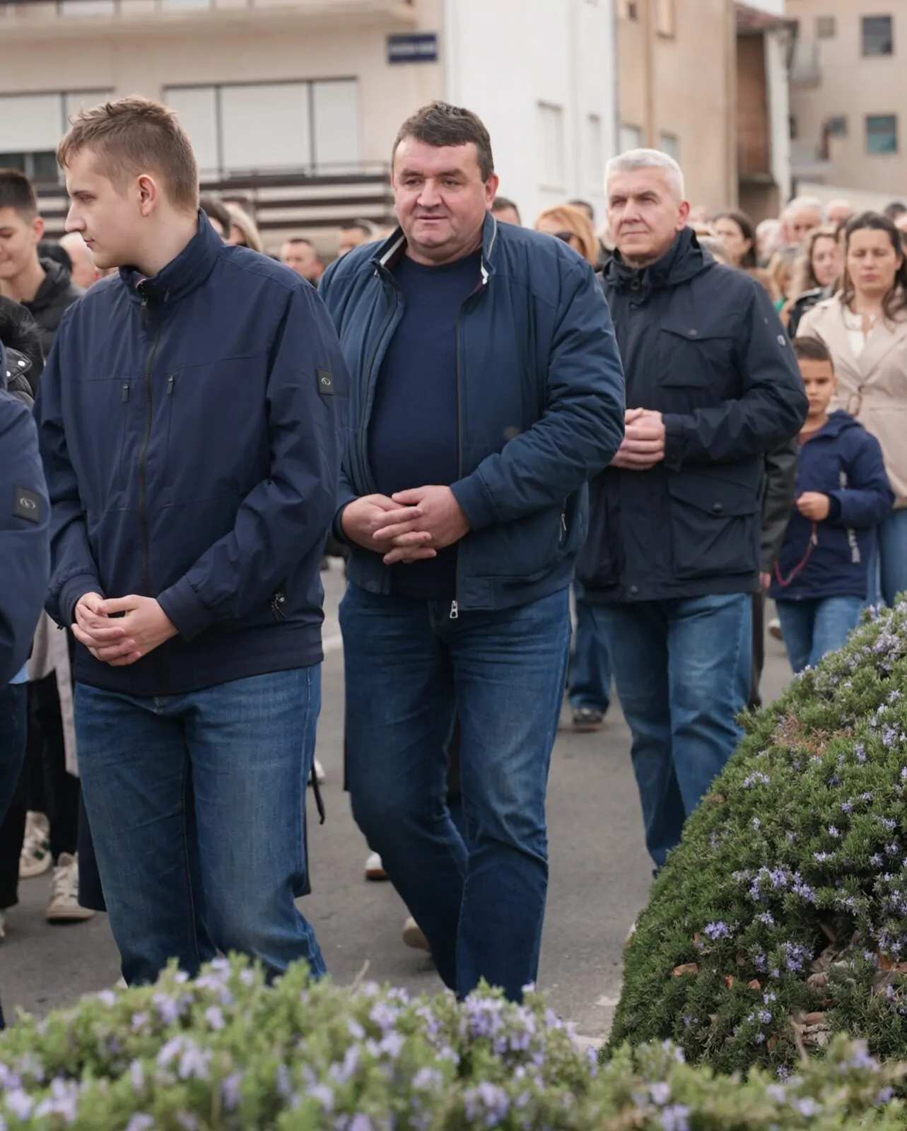 Procesija vjernika na Veliki petak kroz Knin - Objava.hr 