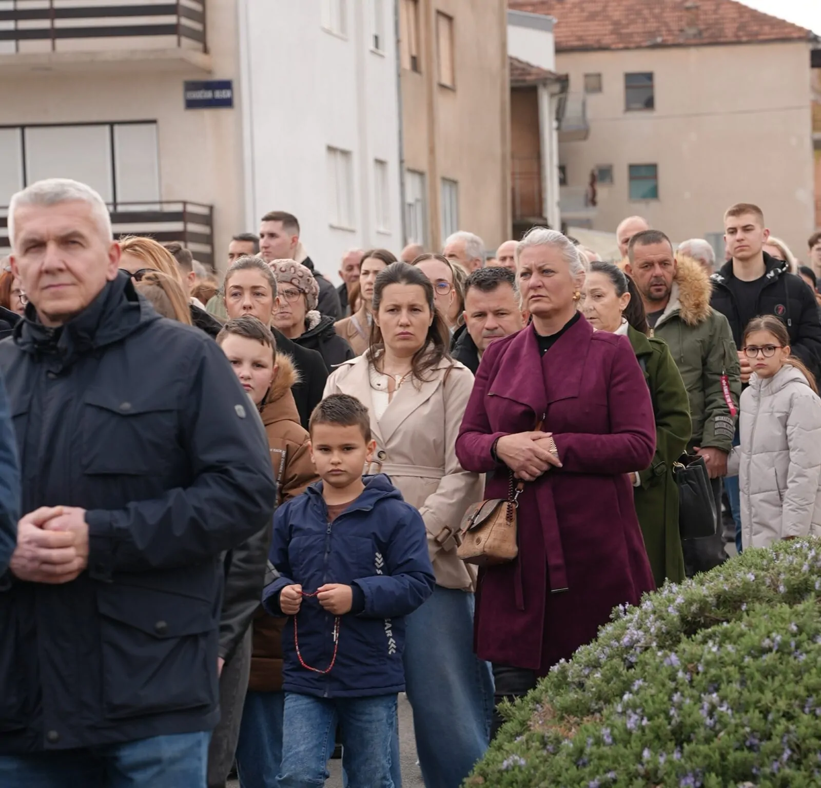 Procesija vjernika na Veliki petak kroz Knin - Objava.hr 