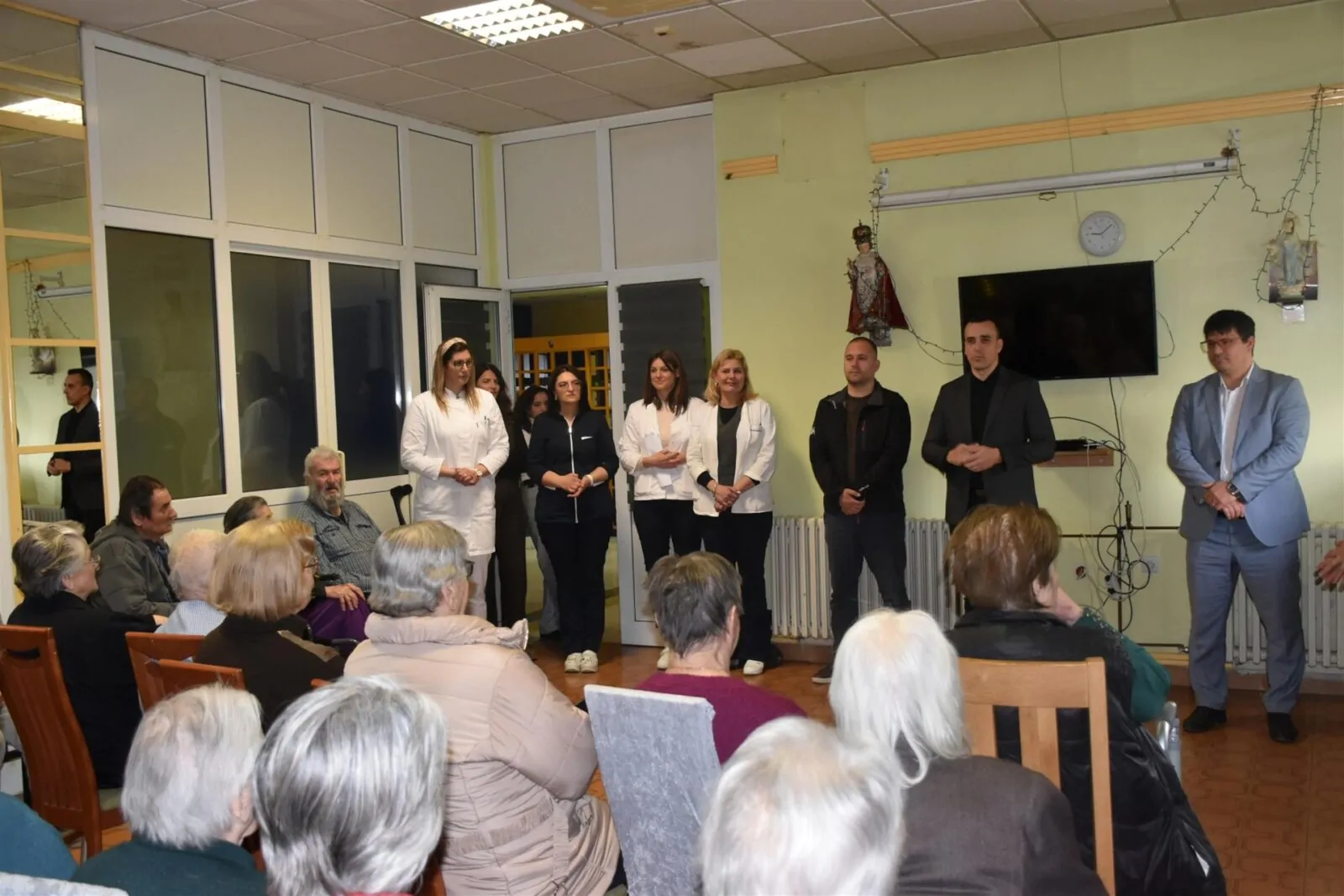 Župan Rakić u Cvjetnom domu: blagdanske čestitke i darivanje korisnika - Objava.hr 