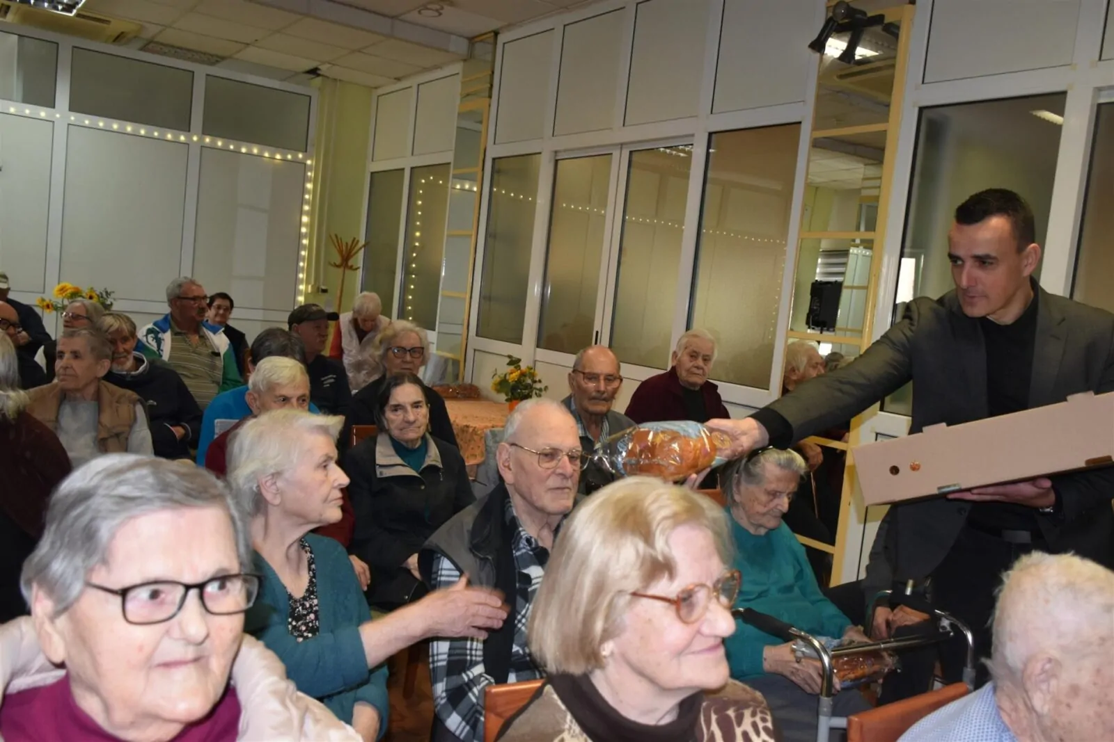 Župan Rakić u Cvjetnom domu: blagdanske čestitke i darivanje korisnika - Objava.hr 