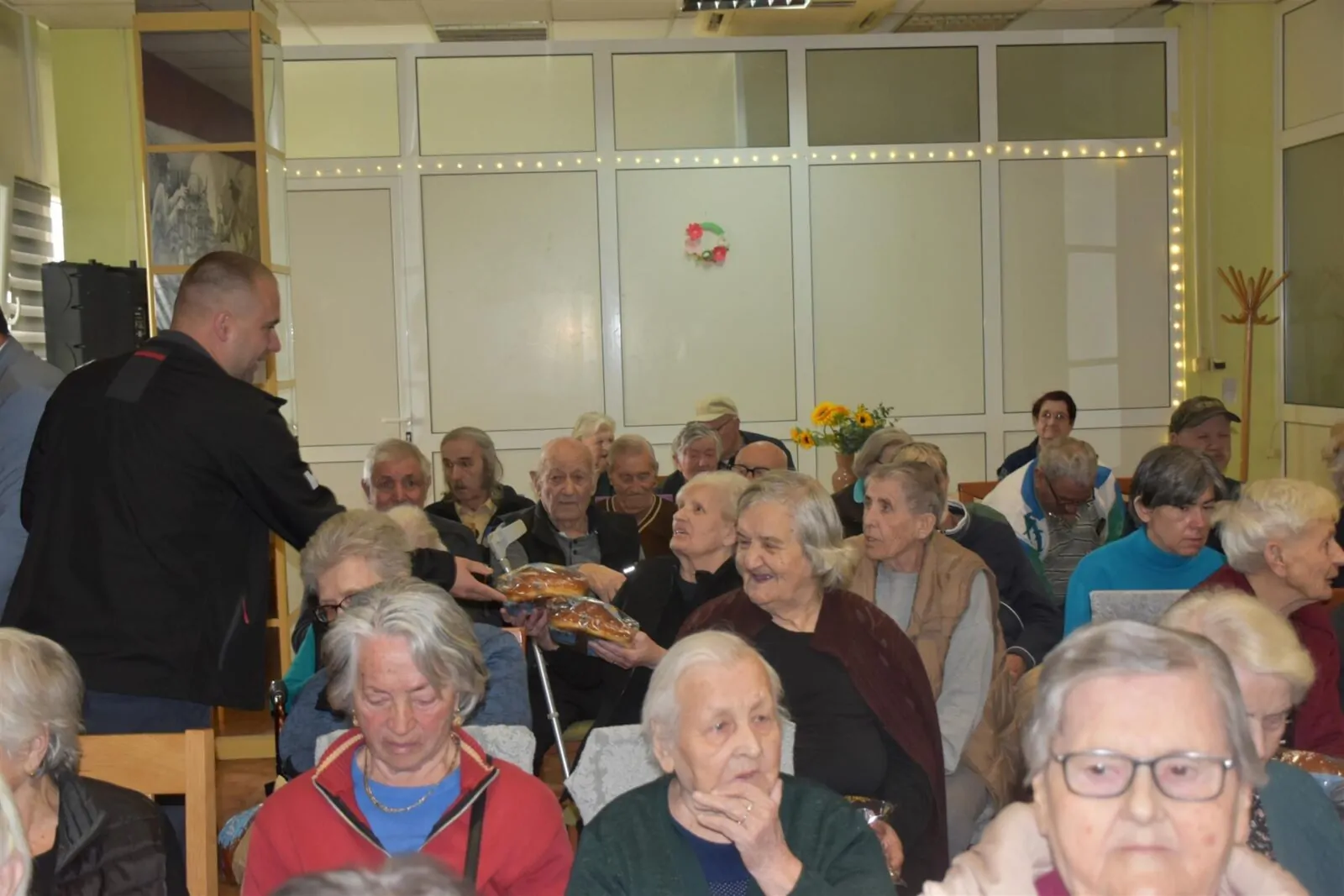 Župan Rakić u Cvjetnom domu: blagdanske čestitke i darivanje korisnika - Objava.hr 