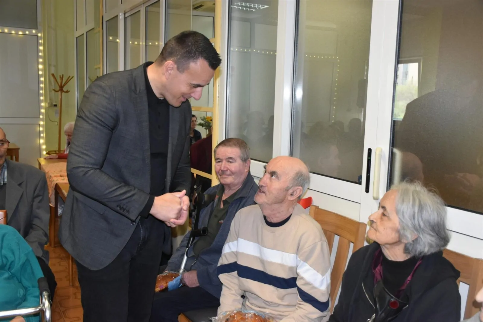 Župan Rakić u Cvjetnom domu: blagdanske čestitke i darivanje korisnika - Objava.hr 