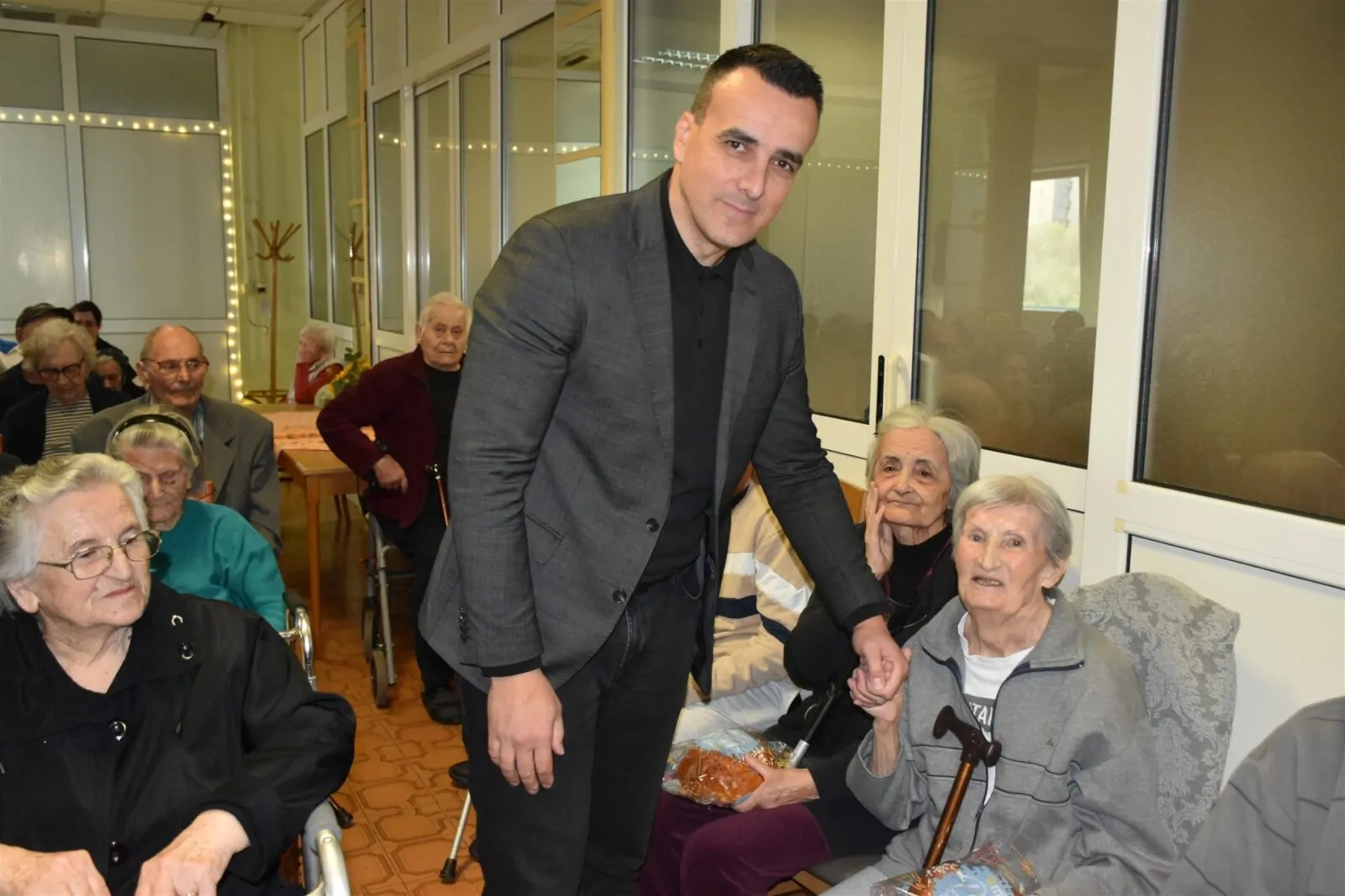 Župan Rakić u Cvjetnom domu: blagdanske čestitke i darivanje korisnika - Objava.hr 