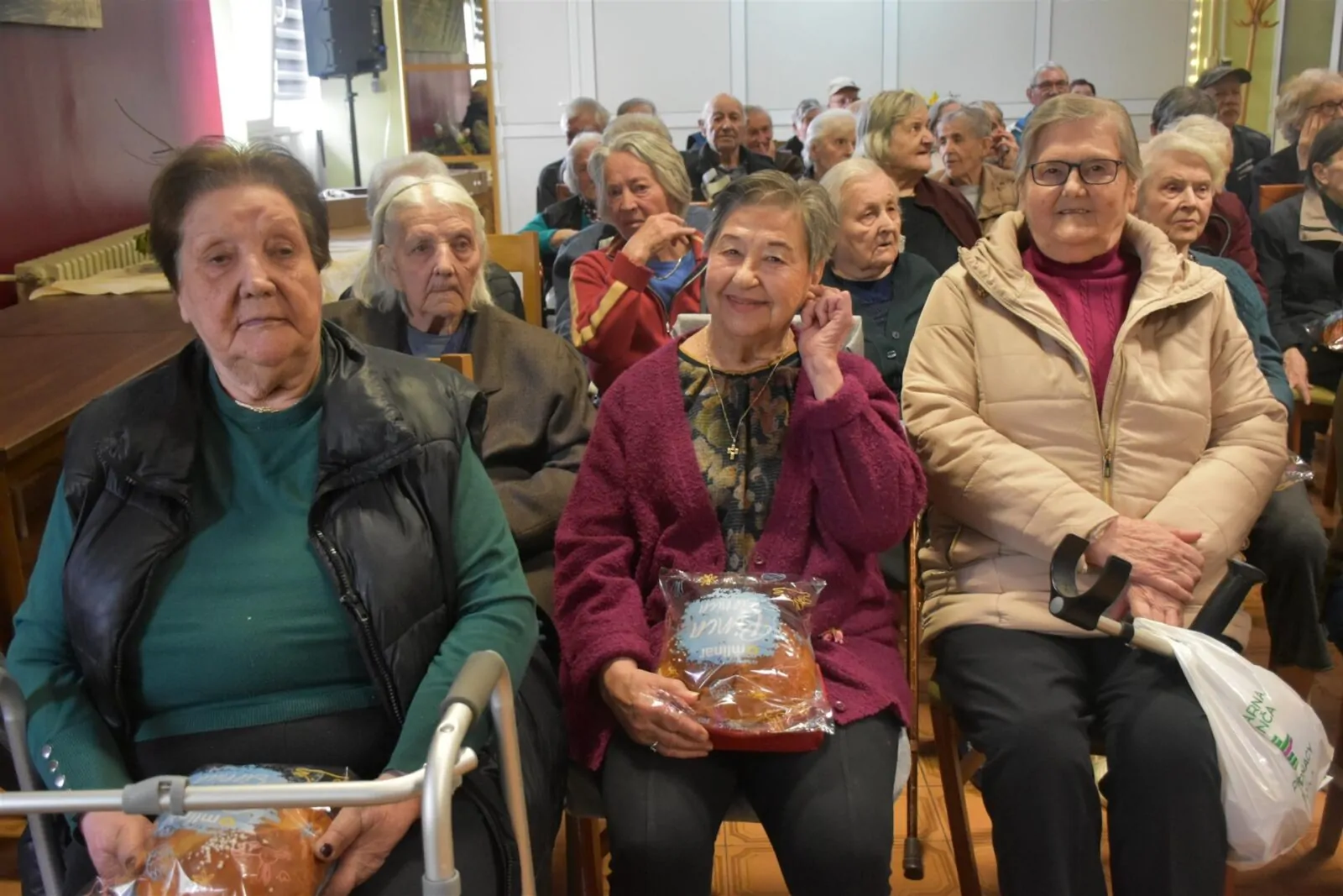 Župan Rakić u Cvjetnom domu: blagdanske čestitke i darivanje korisnika - Objava.hr 