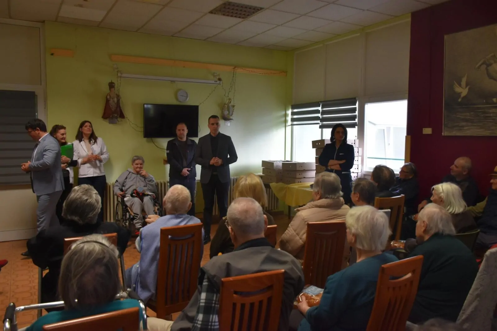 Župan Rakić u Cvjetnom domu: blagdanske čestitke i darivanje korisnika - Objava.hr 