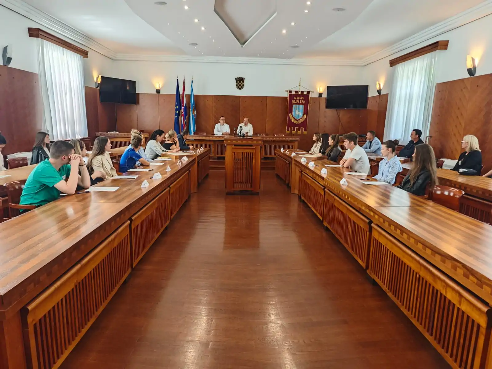 Potpisani ugovori o dodjeli učeničkih i studentskih stipendija - Objava.hr 