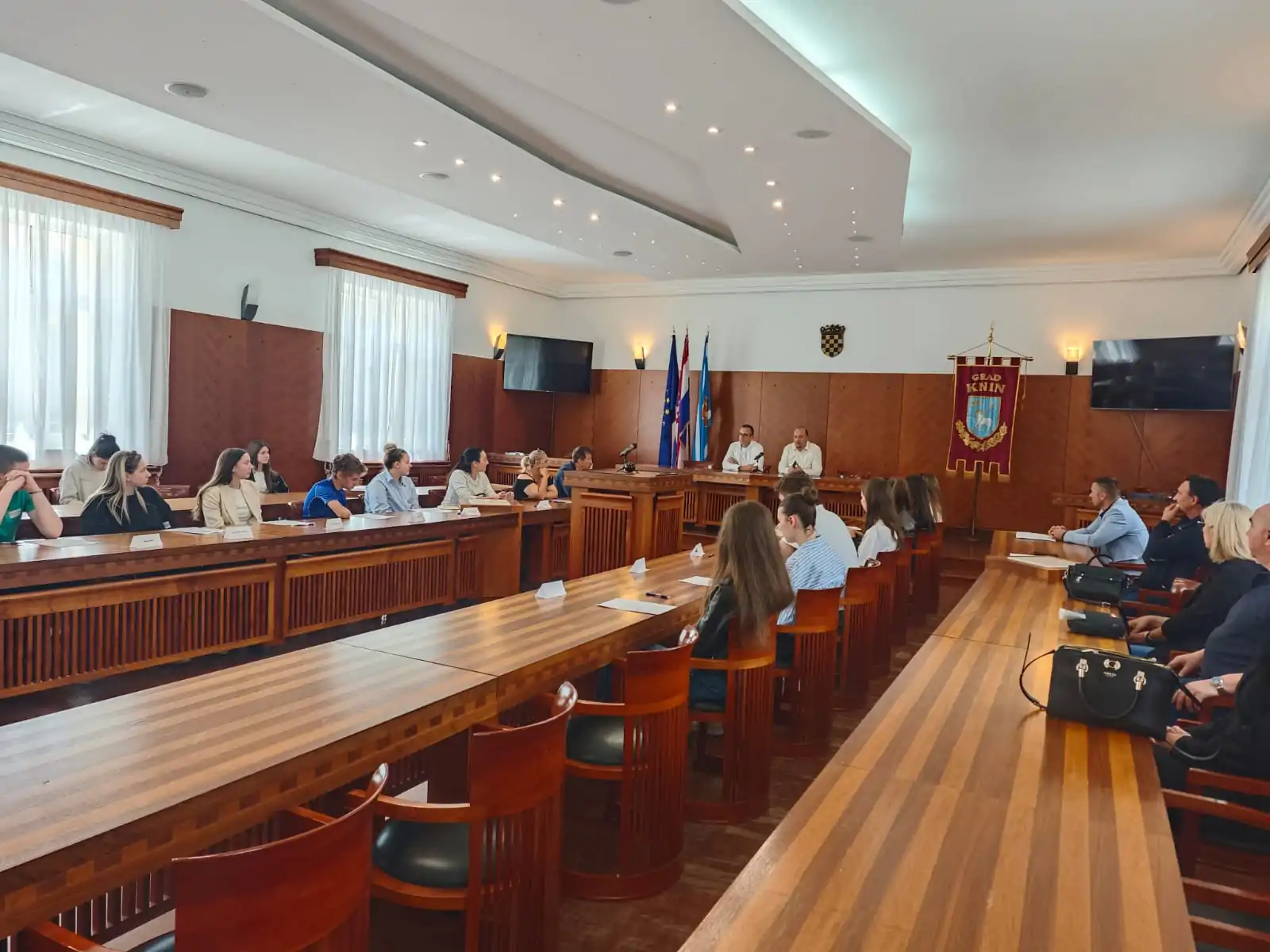 Potpisani ugovori o dodjeli učeničkih i studentskih stipendija - Objava.hr 