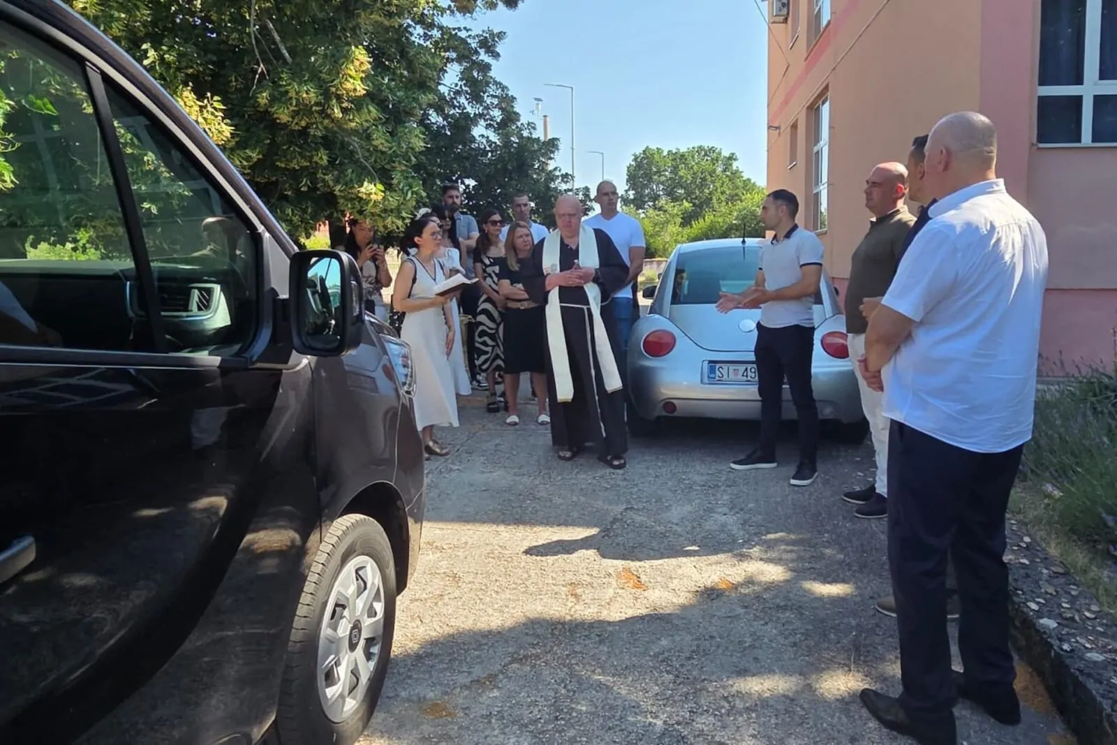 OŠ Jakov Gotovac u Unešiću dobila novo kombi vozilo u sklopu programa cjelodnevne škole - Objava.hr 