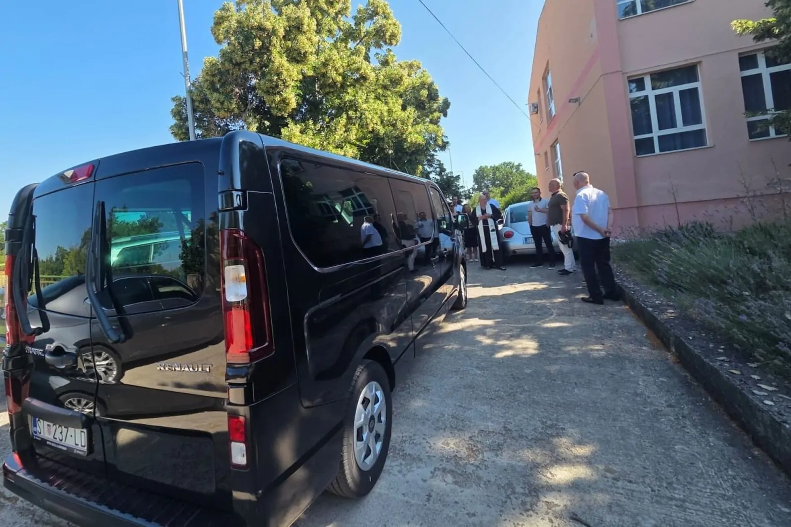 OŠ Jakov Gotovac u Unešiću dobila novo kombi vozilo u sklopu programa cjelodnevne škole - Objava.hr 