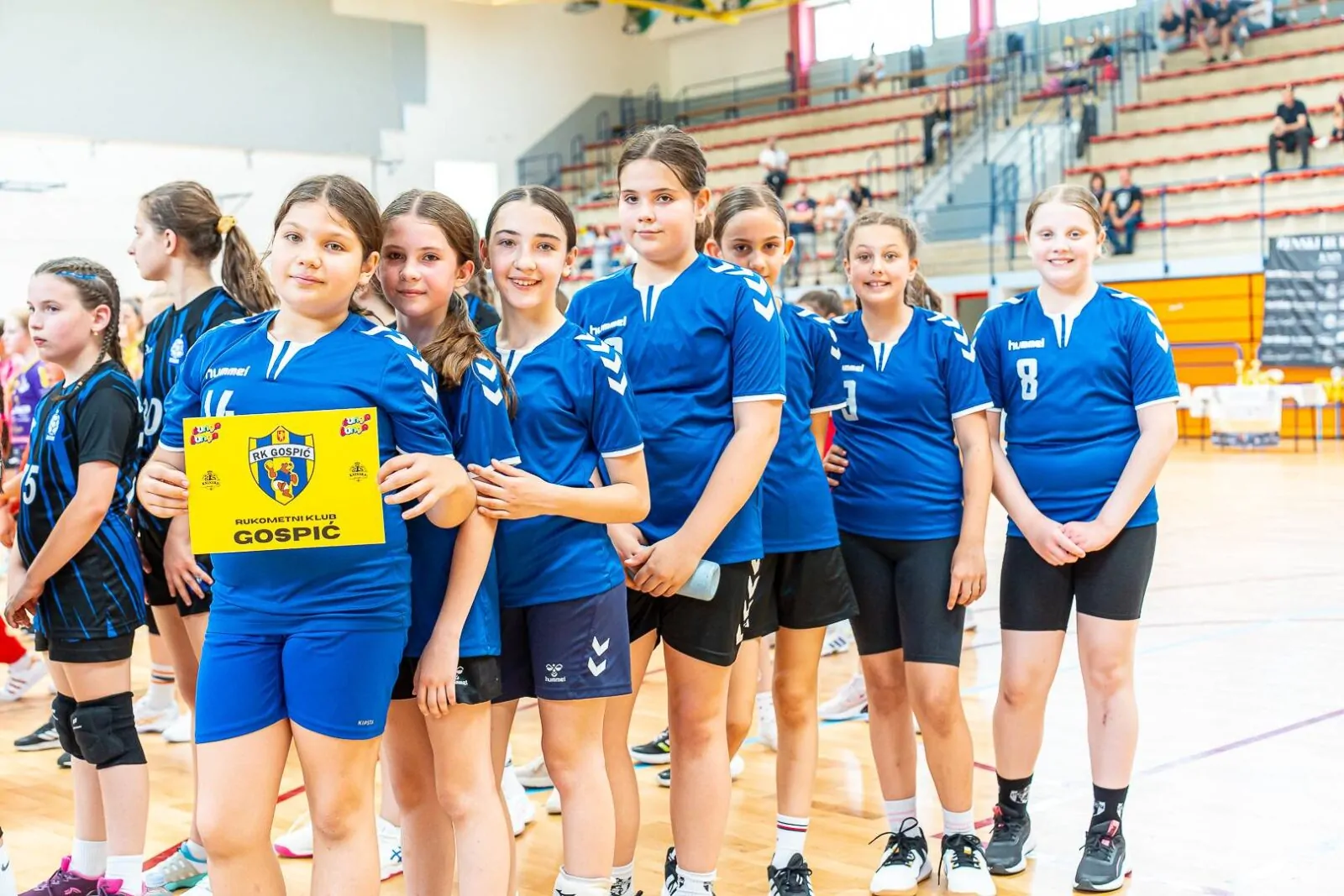 Knin domaćin prvog međunarodnog turnira u mini rukometu „Kninska Kraljica“: Više od 200 djevojčica uživalo u sportu i druženju - Objava.hr 