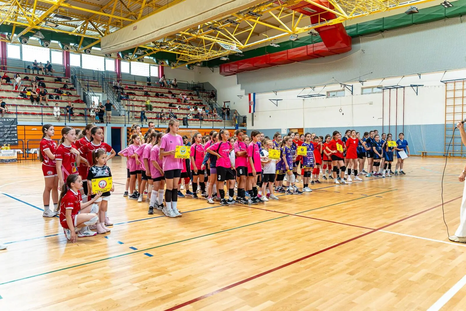 Knin domaćin prvog međunarodnog turnira u mini rukometu „Kninska Kraljica“: Više od 200 djevojčica uživalo u sportu i druženju - Objava.hr 