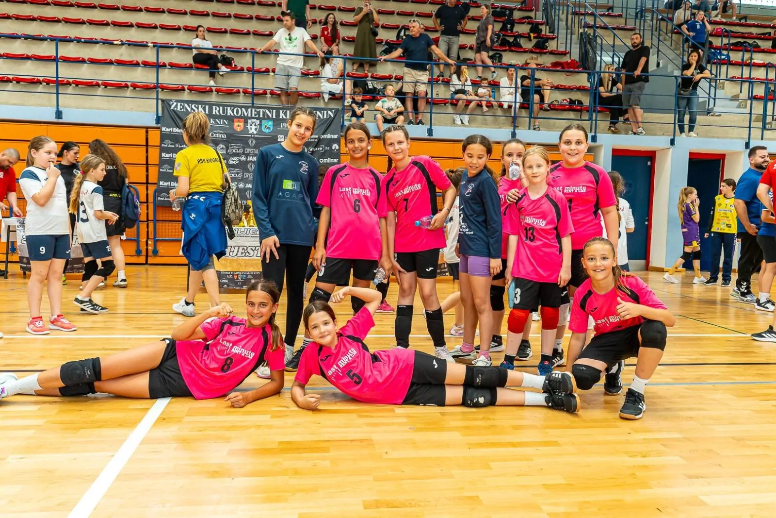 Knin domaćin prvog međunarodnog turnira u mini rukometu „Kninska Kraljica“: Više od 200 djevojčica uživalo u sportu i druženju - Objava.hr 