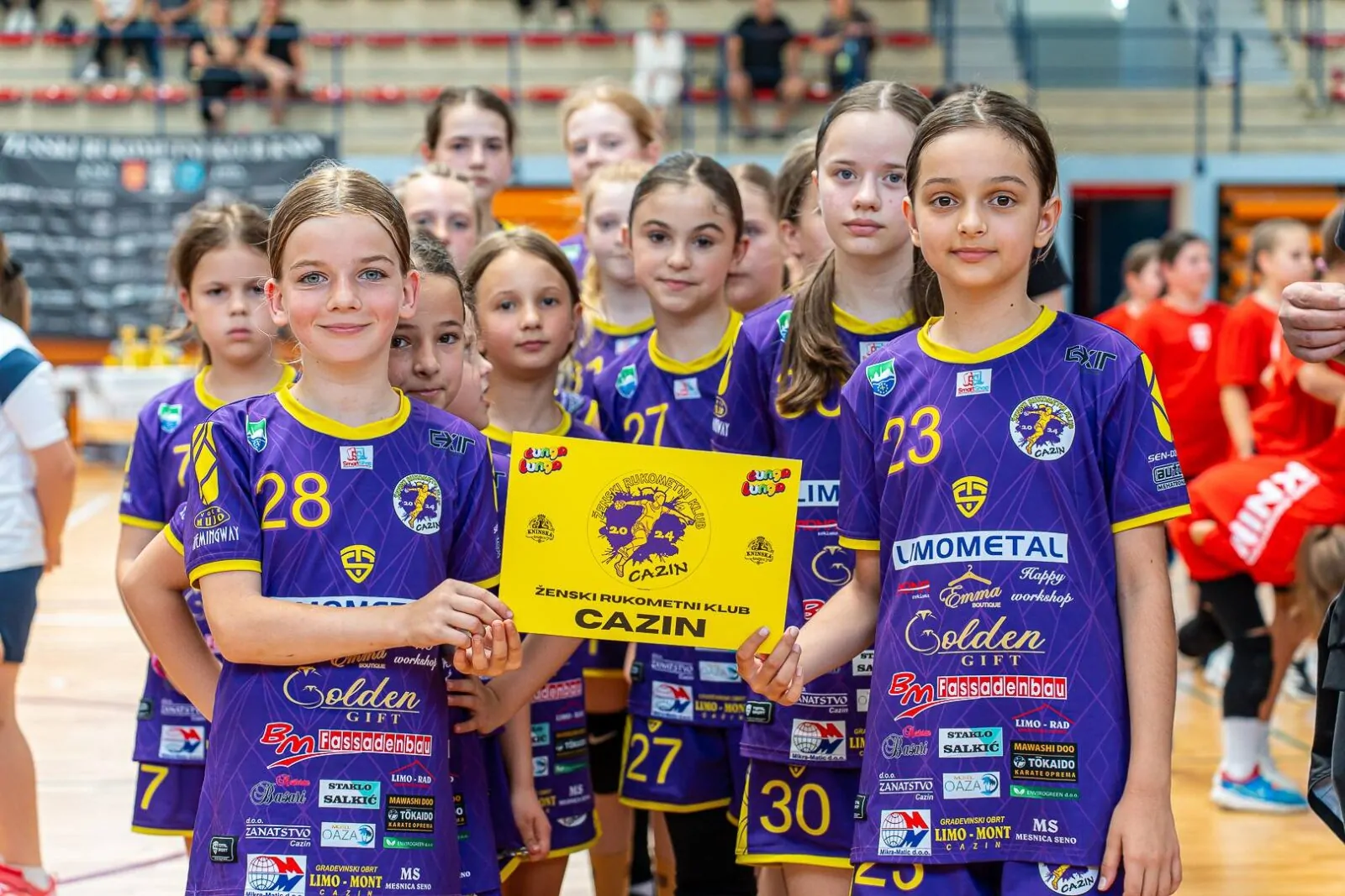 Knin domaćin prvog međunarodnog turnira u mini rukometu „Kninska Kraljica“: Više od 200 djevojčica uživalo u sportu i druženju - Objava.hr 