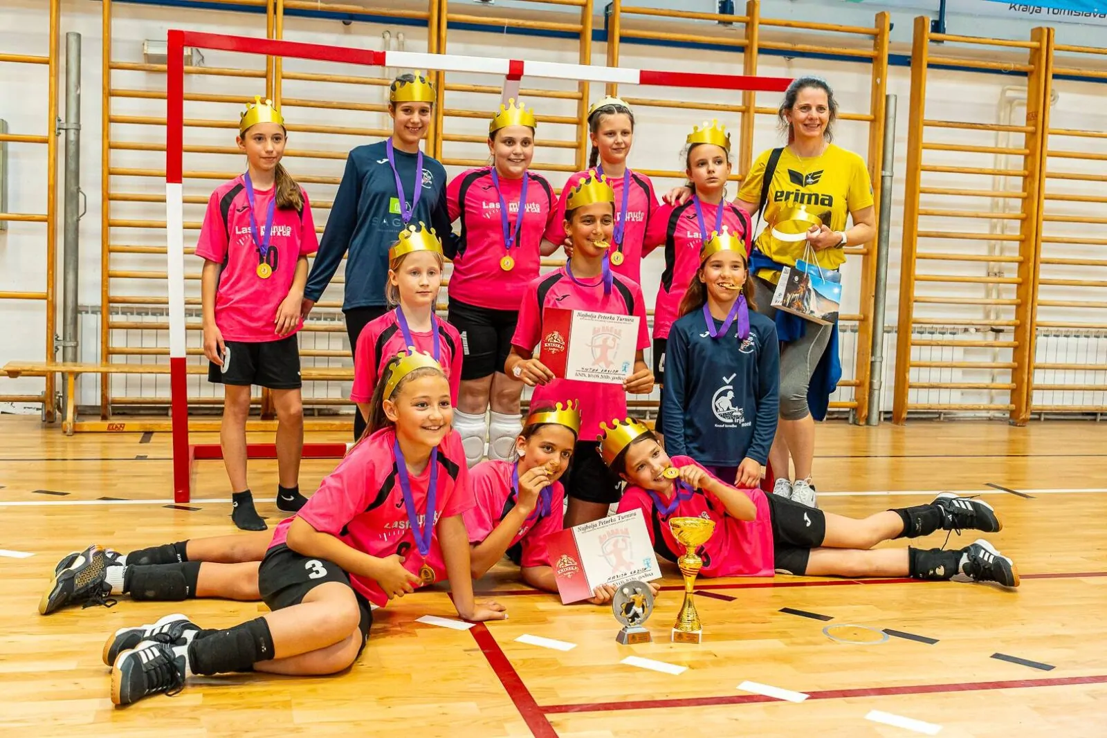 Knin domaćin prvog međunarodnog turnira u mini rukometu „Kninska Kraljica“: Više od 200 djevojčica uživalo u sportu i druženju - Objava.hr 