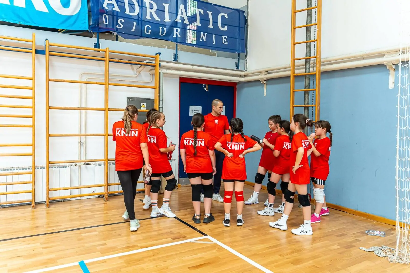 Knin domaćin prvog međunarodnog turnira u mini rukometu „Kninska Kraljica“: Više od 200 djevojčica uživalo u sportu i druženju - Objava.hr 