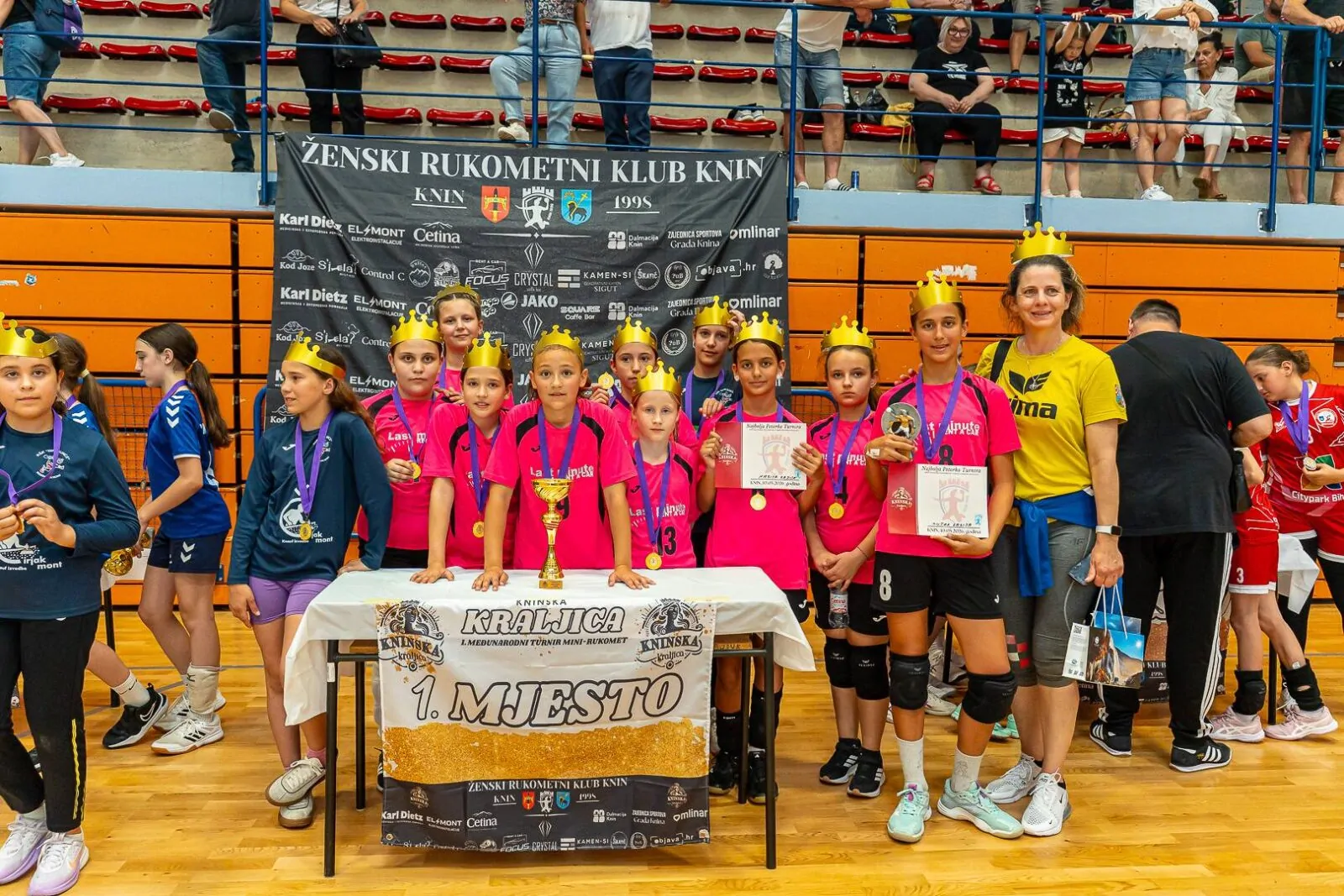 Knin domaćin prvog međunarodnog turnira u mini rukometu „Kninska Kraljica“: Više od 200 djevojčica uživalo u sportu i druženju - Objava.hr 