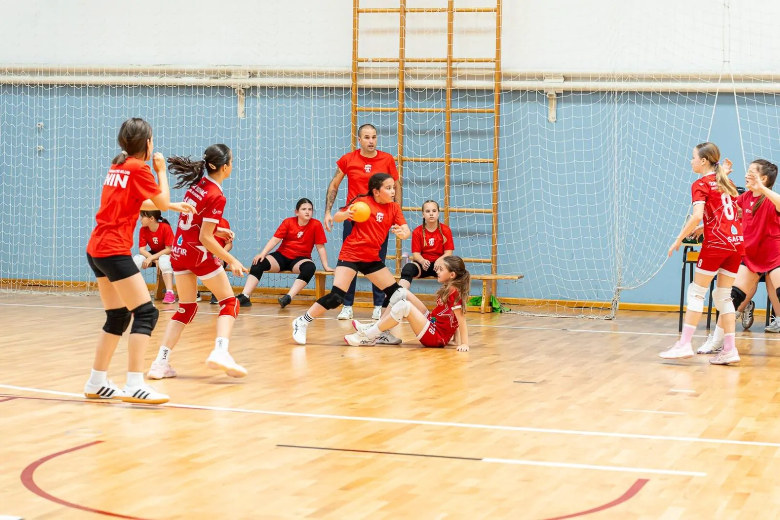 Knin domaćin prvog međunarodnog turnira u mini rukometu „Kninska Kraljica“: Više od 200 djevojčica uživalo u sportu i druženju - Objava.hr 