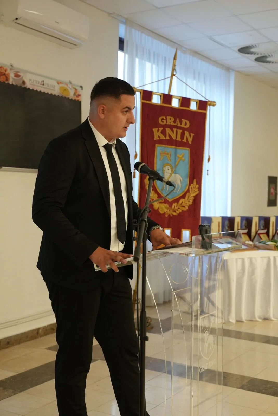 Jučerašnjom svečanom sjednicom obilježen Dan grada Knina, večeras koncert Matije Cveka - Objava.hr 