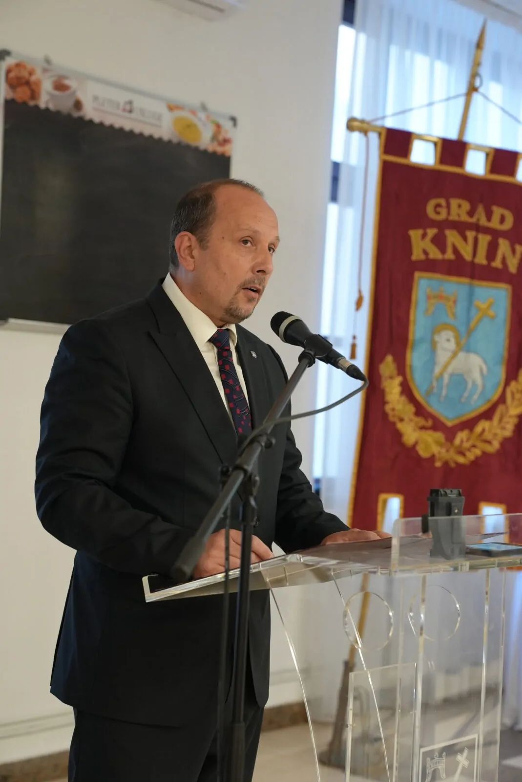 Jučerašnjom svečanom sjednicom obilježen Dan grada Knina, večeras koncert Matije Cveka - Objava.hr 