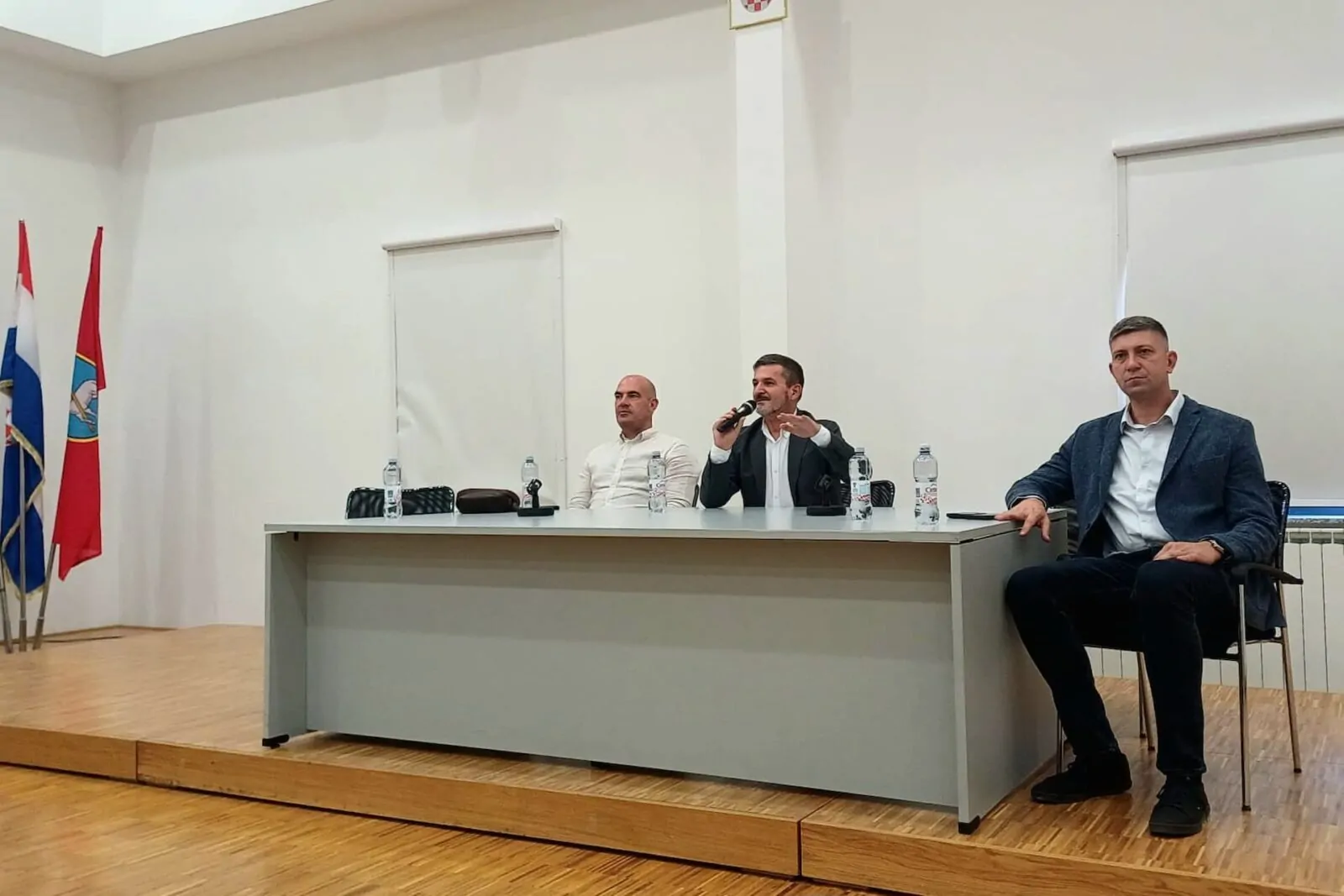 U Kninu održana javna tribina posvećena pomoćnicima u nastavi