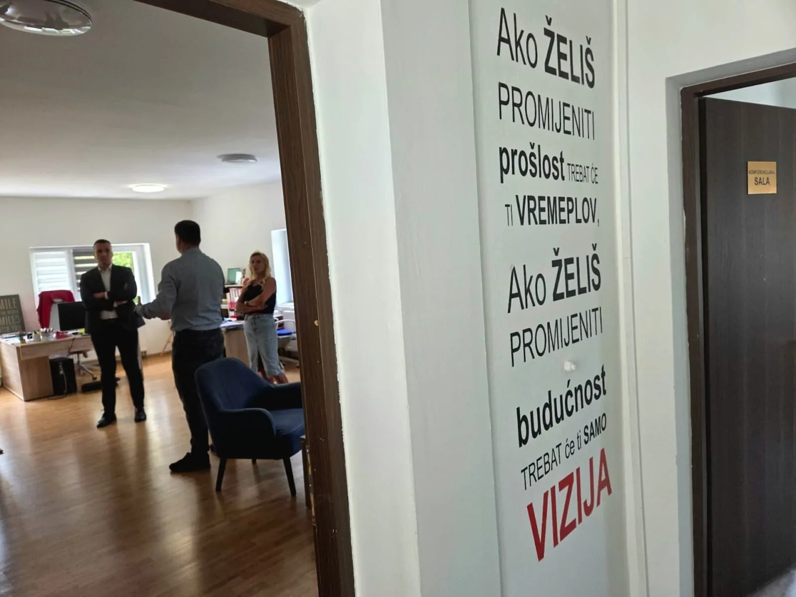 Župan Rakić i zamjenik župana Vukmirović posjetili Udrugu „Žene kosovske doline“ - Objava.hr 
