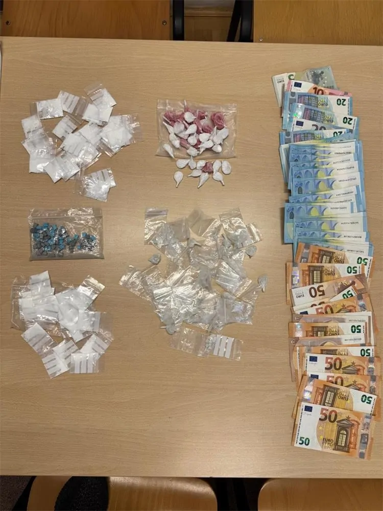 Pretragom vozila stranog državljanina pronađena 131 pvc vrećica ispunjena drogom kokain i MDMA i 60 tableta MDMA
