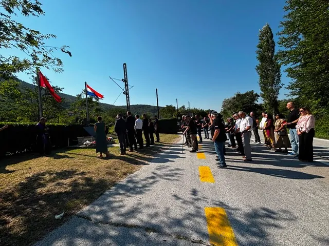 Polaganjem vijenaca i paljenjem svijeća odana počast hrvatskim braniteljima u Kninu