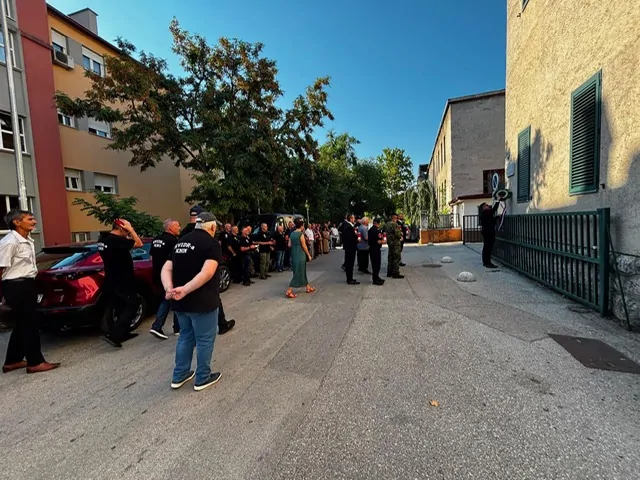 Polaganjem vijenaca i paljenjem svijeća odana počast hrvatskim braniteljima u Kninu - Objava.hr 
