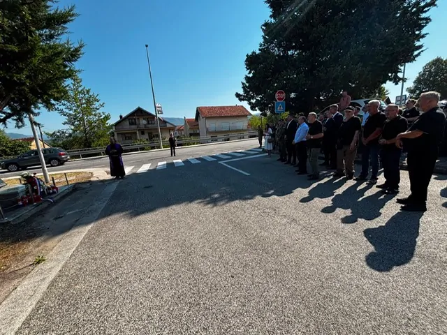 Polaganjem vijenaca i paljenjem svijeća odana počast hrvatskim braniteljima u Kninu - Objava.hr 