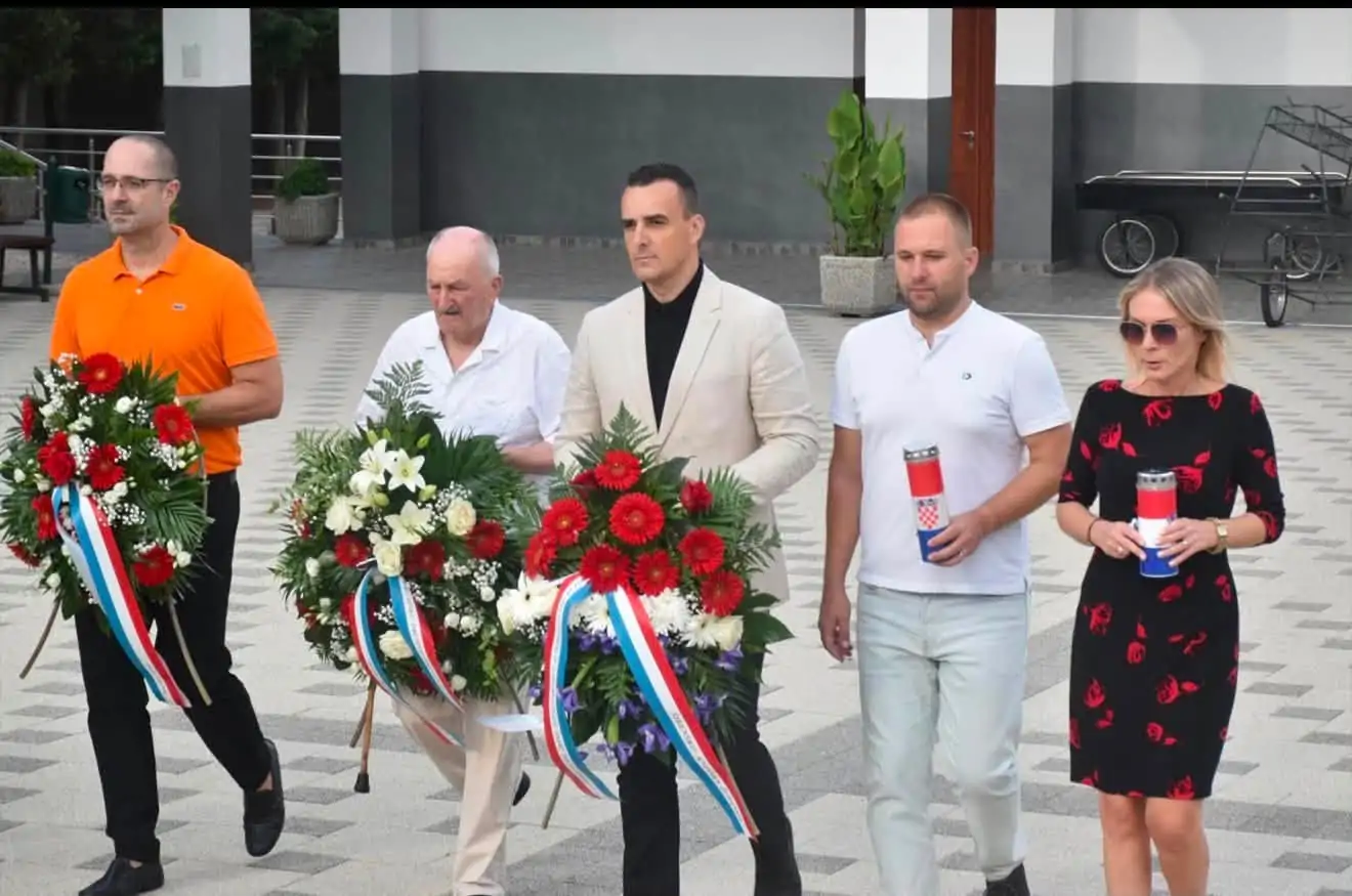 Odana počast žrtvama svih totalitarnih i autoritarnih režima – nacizma, fašizma i komunizma.