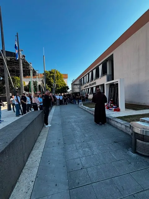 Polaganjem vijenaca i paljenjem svijeća odana počast hrvatskim braniteljima u Kninu - Objava.hr 