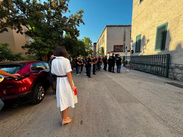 Polaganjem vijenaca i paljenjem svijeća odana počast hrvatskim braniteljima u Kninu - Objava.hr 