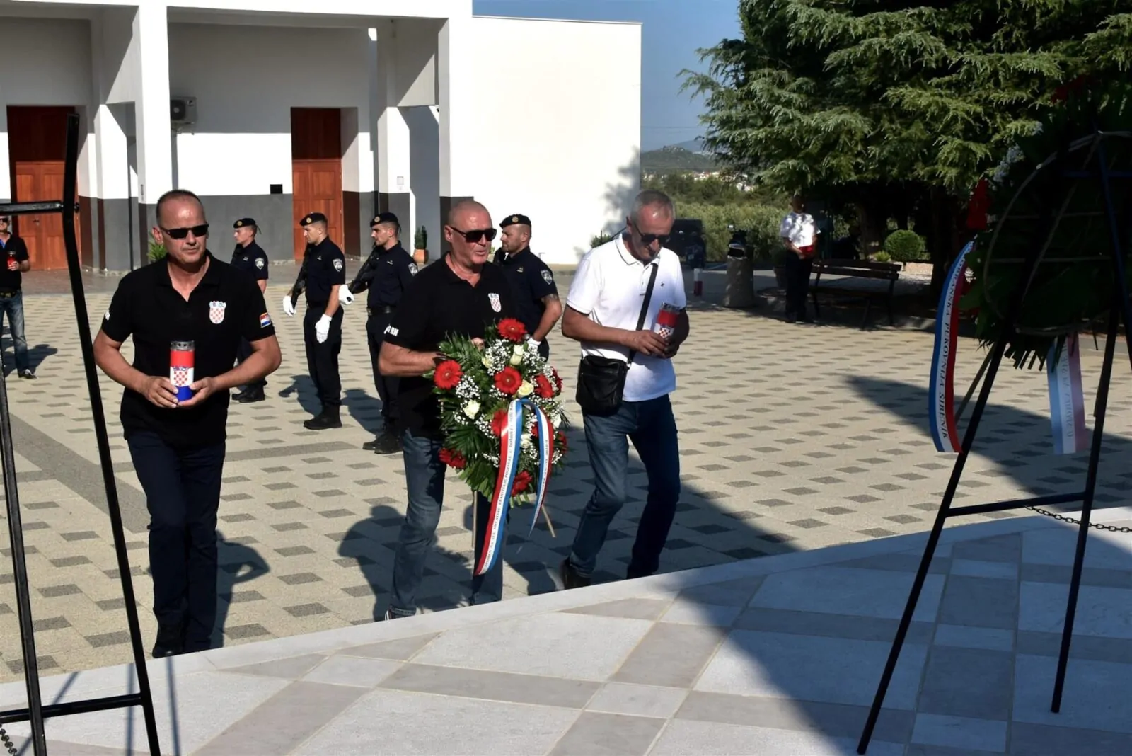 U Šibeniku položeni vijenci i zapaljene svijeće uoči Dana pobjede i domovinske zahvalnosti, Dana hrvatskih branitelja i 31. obljetnice VRO Oluja - Objava.hr 