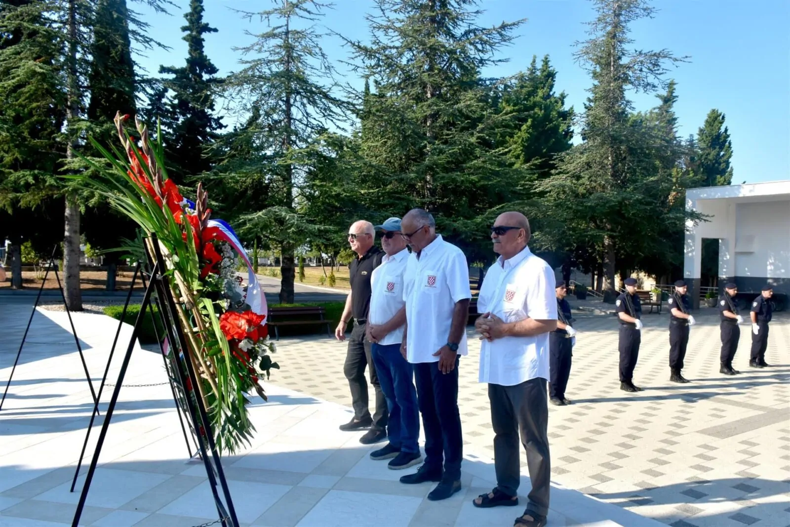 U Šibeniku položeni vijenci i zapaljene svijeće uoči Dana pobjede i domovinske zahvalnosti, Dana hrvatskih branitelja i 31. obljetnice VRO Oluja - Objava.hr 