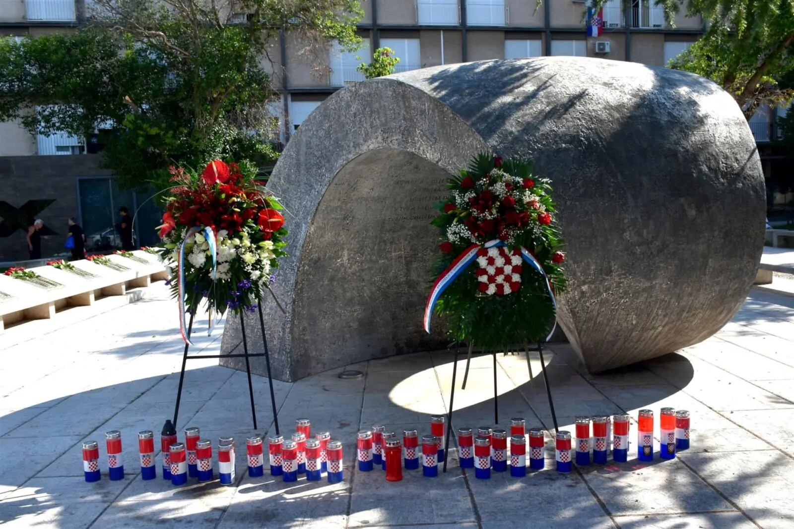 U Šibeniku položeni vijenci i zapaljene svijeće uoči Dana pobjede i domovinske zahvalnosti, Dana hrvatskih branitelja i 31. obljetnice VRO Oluja