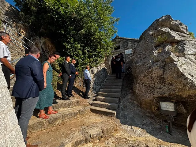 Polaganjem vijenaca i paljenjem svijeća odana počast hrvatskim braniteljima u Kninu - Objava.hr 